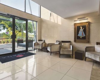 Ramada by Wyndham Oldbury Birmingham - Oldbury - Lobby