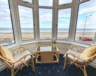 The Seacourt - Bridlington - Living room