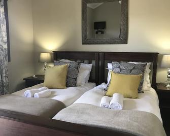 Out Of Nature Country Lodge - Windhuk - Schlafzimmer