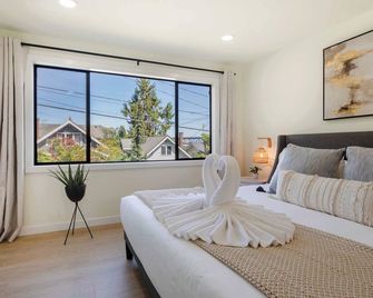 Stunning 4br Modern Gem: Near Uw And Green Lake! - Seattle - Bedroom
