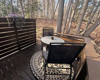 Quaint & cozy 1-bedroom apartment in beautiful Warner NH - Warner - Balcony