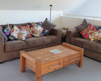 Modern, Light, Convenient, Fully Fitted Space With Sea Views And Spacious Garden - Omaha - Sala de estar