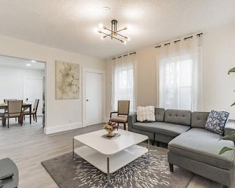 Stunning, Brand New, 2-bedroom apartment in Boston Framingham City Heart - Framingham - Living room