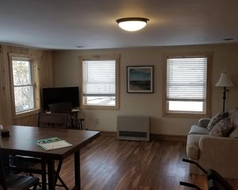 Year-round garage apartment on Lake Wassookeag with full amenities. - Dexter - Living room