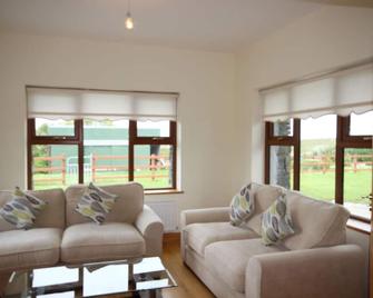 King's House, Cleggan sea and mountain views - Cleggan - Вітальня