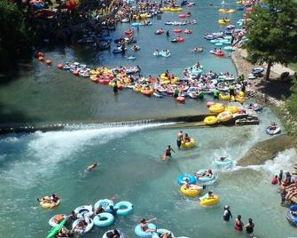 Walk to S-Bahn, Downtown, and the Comal \'Black Stone\' Free Tubes with Rental - New Braunfels