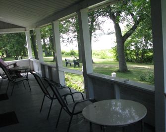 Motel Le Charentais - Сорель-Трасі - Патіо