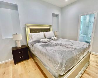 Cozy 1-Bedroom Apartment 15 Minutes To Manhattan! - Queens - Bedroom