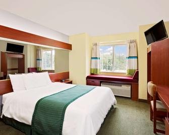 Microtel Inn & Suites by Wyndham Thomasville - Thomasville - Bedroom