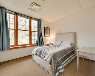 20 Mi to Dtwn Pittsburgh Pet-Friendly Apartment - New Kensington