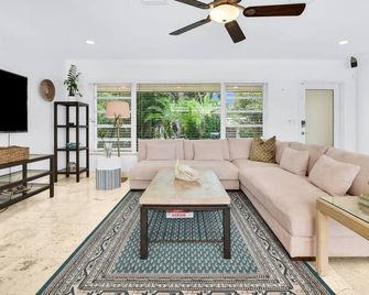 Bungalow 31 – Coral Ridge private oasis with Heated Pool– 6 mins to Beach - Fort Lauderdale - Sala de estar