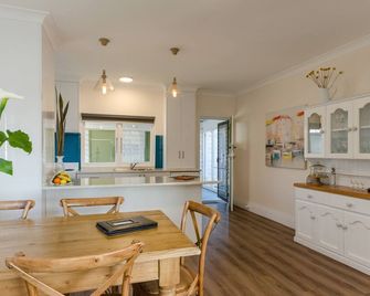 Sunrise at Penguin - Penguin - Comedor