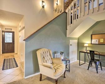 Pagosa Springs Townhome with Mountain Views! - Pagosa Springs - Living room