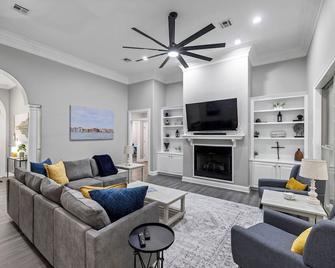 Ponchatoula - Robert Oasis with Pool & Game Room - Ponchatoula - Living room