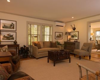 A charming 1820's farmhouse - วูดสต็อก - ห้องนั่งเล่น