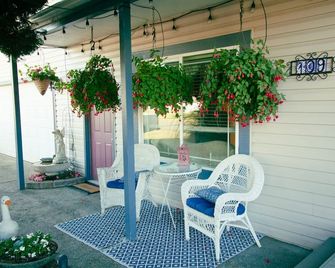 Betsy Pease A Within Conley Suites Bnb - Yelm - Patio