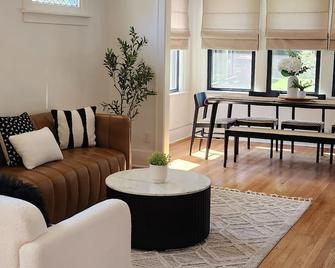 Dream Stay - Modern Bungalow Near Downtown - Homewood - Living room