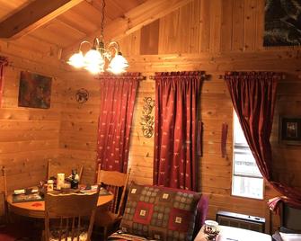 Falling Leaf Cabin - a true cabin in the woods in a private setting - Cullowhee - Dining room