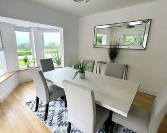 Entire Irish Countryside Bungalow at the Heart of the Wild Atlantic Way! - Carndonagh - Dining room