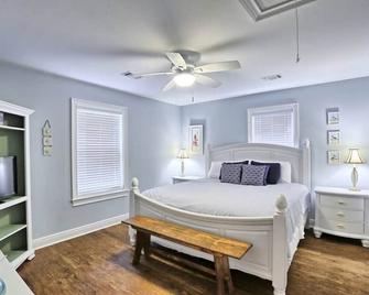 Relax and Enjoy! Steps to the beach and Old Town Bay St. Louis! - Bay Saint Louis - Schlafzimmer