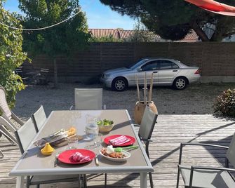 Fully renovated house on large enclosed courtyard near the sea. - Longeville-sur-Mer - Patio