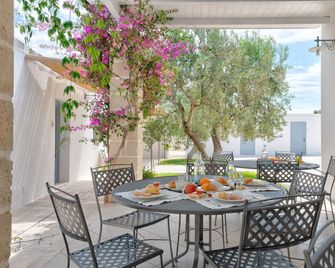 Masseria Lamagrotte By Raro Rooms - Rosa Marina - Patio