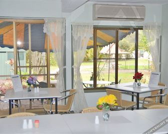 Beerwah Glasshouse Motel - Glass House Mountains - Comedor