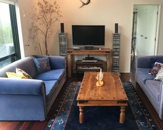 Peaceful Ocean facing Island Escape - Kawau Island - Living room