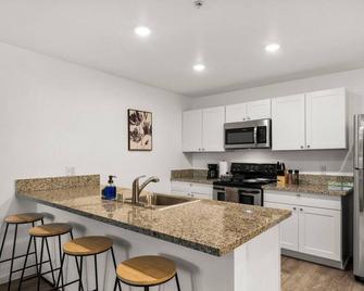 Close to City Life | Free Parking - Reno - Cocina