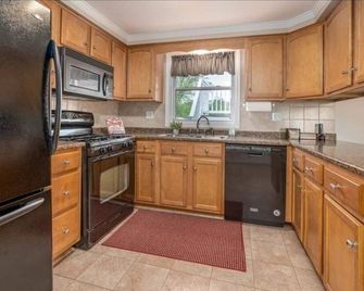 3 bedroom/1 bathroom. 1700sqft. huge fenced in yard. 85inch tv - Nashua - Kitchen