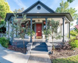 Historic Visalia 3br/2ba - Walk to Downtown - Visalia - Building