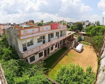 Karma Hostel - Khajuraho - Vista del exterior