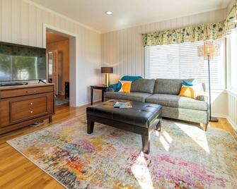 Waterfront Edenton Bay Cottage - Walk to Dtwn - Edenton - Huiskamer
