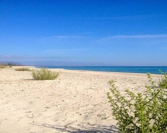 Villa Tigani: direct beach access “Dafne apartment” - Davoli - Beach