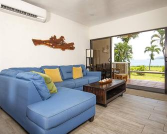 Newly Remodeled Ground-floor Unit in Flamingo in Front of Beach - Playa Flamingo - Sala de estar