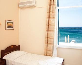 Avra Hotel - Tinos - Schlafzimmer
