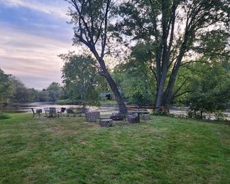 Cedarburg \ Mequon River retreat - Mequon