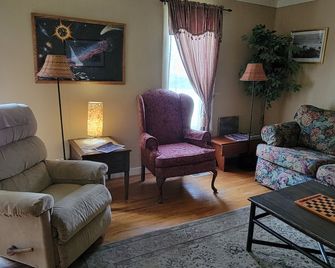 Downtown St. Joe! Walk to Beach & Everything! Clean & Comfortable! Best Value! - Saint Joseph - Wohnzimmer