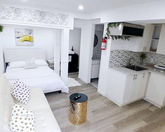 Cedar-View Studio with Hot Tub - Orillia