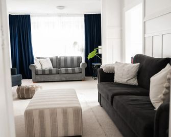 Charming 1920s Villa on Bealey Ave - כרייסטצ'רץ' - סלון