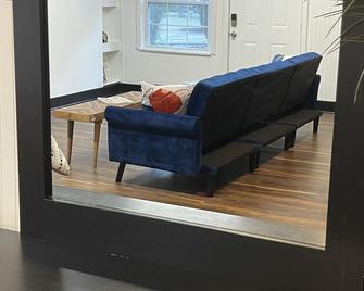 Stunning Studio near airport and major highways! - Rex - Wohnzimmer