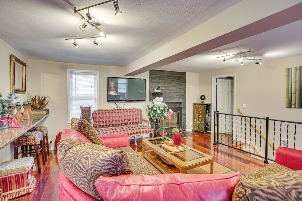 8 Mi to Downtown: Convenient Minneapolis Home - Minneapolis - Living room