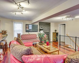 8 Mi to Downtown: Convenient Minneapolis Home - Minneapolis - Living room