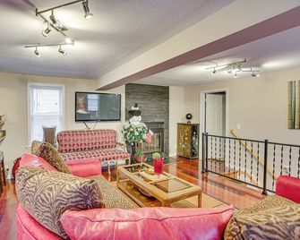 8 Mi to Downtown: Convenient Minneapolis Home - Minneapolis - Living room