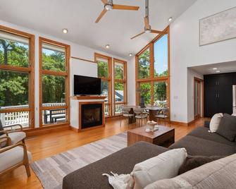 Indoor Hot Tub, Barrel Sauna, Pool, Natural Light! - Powells Point - Living room