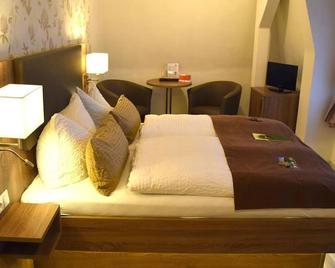 Standard double room, shower, WC - Pension Lachmann - Königstein - Bedroom