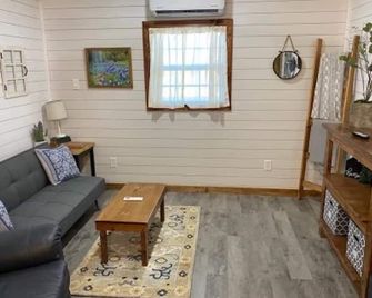 Tiny home with big personality. Close to everything because everything is close! - Roscoe - Pokój dzienny