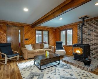 Bopple Hill Lodge - Modern Cabin with Lake View - Naples - Salon