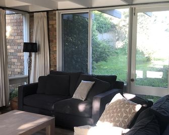 Oakwood Retreat - Renovated spacious fully self contained house in Mt Martha. - Mount Martha - Living room