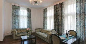 Ferdinandhof Apart-Hotel - Carlsbad - Living room